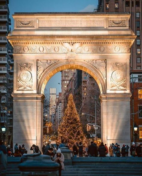 Washington Christmas, Washington Square Park Nyc, Nyc Dream, Christmas Nyc, Architecture Aesthetic, Nyc Fall, Nyc Christmas, Bold Type, New York Pictures