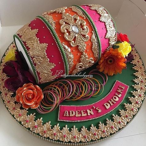 Desi Wedding Cake, Pakistani Mehndi Decor, Dholki Ideas, Wedding Cake Aesthetic, Mehndi Decoration Ideas, Mehndi Cake, Tiered Wedding Cakes, Wedding Platters, Mehndi Function