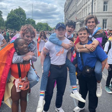 Kizzy Edgell, Corinna Brown, Sebastian Croft, Heartstopper Cast, Joe Locke, London Pride, Heart Stopper, Alice Book, Silly Goofy