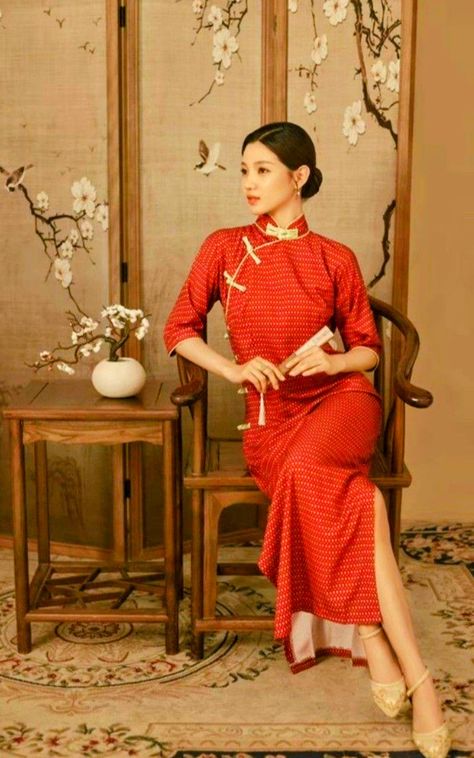 China Traditional, Chinese Posters, Chinese Qipao, Chinese Dolls, Chinese Cheongsam, Model Drawing, Traditional Costume, Chinese Dragon, Chinese Dress