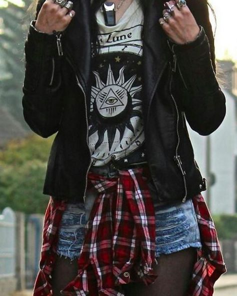 No olvides la chamarra de piel. Importantísima. | 17 Ideas para experimentar con el estilo grunge Mode Edgy, Grunge Style Outfits, Stil Rock, Jolyne Cujoh, Goth Stuff, Zara Leather Jacket, Look Grunge, Scene Girl, Modern Punk