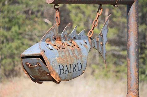 metal fish mailbox. welded metal art Funny Mailboxes, Beautiful Mailbox, Cool Mailboxes, Welded Metal Art, Diy Mailbox, Vintage Mailbox, Unique Mailboxes, Mailbox Ideas, Mailbox Design