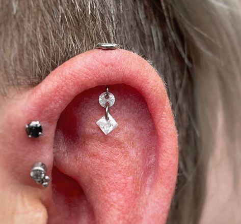 Ear Surface Piercing, Vertical Cartilage Piercing, Flat Ear Piercings Ideas, Double Flat Piercing, Earring Layout, Vertical Piercing, Vertical Helix Piercing, Flat Ear Piercing, Flat Helix Piercing