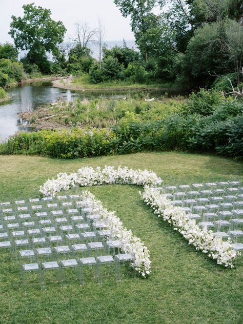 Minimal Outdoor Wedding Ceremony, White Wedding Flowers Isle, Aisle Garden Wedding, Floral Arrangement Wedding Ceremony, Elegant Garden Wedding Ceremony, Outdoor Estate Wedding, Outside Wedding Ceremony Flowers, Wedding Ceremony Decor Outside, Lawn Wedding Ceremony Decor