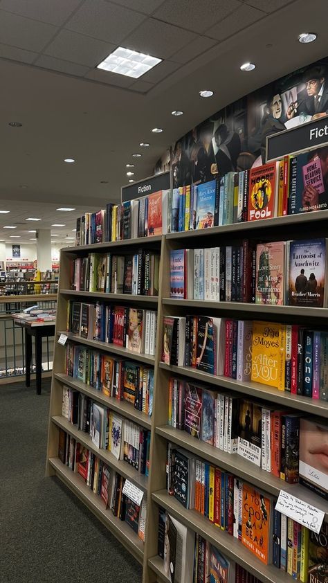 Barnes N Noble Aesthetic, Barns And Noble Aesthetic, Book Library Aesthetic, Books Aesthetic Library, Barnes And Noble Aesthetic, Library Pics, Barnes And Noble Books, Reading Motivation, Night Portrait