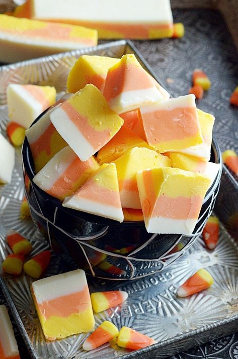 Candy Corn Fudge Recipe, Recipes For Halloween, Candy Corn Recipe, Fall Favorites Recipes, Themed Recipes, Cute Halloween Treats, Gluten Free Candy, Recipes Holiday, Fudge Recipes Easy