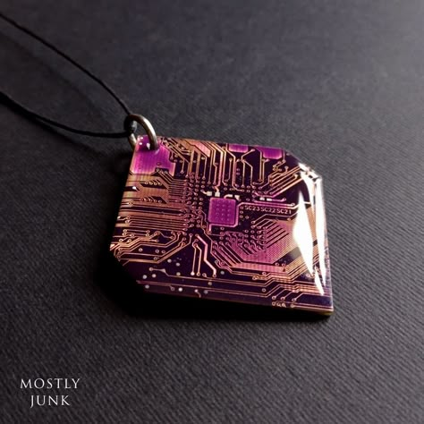 Diy Cyberpunk, Cyberpunk Jewelry, Upcycling Ideas Diy, Purple Pendant, Tech Jewelry, Pretty Jewelry Necklaces, Tattoo Style Drawings, Art Jewelry Contemporary, Magical Jewelry