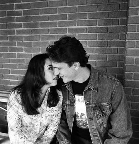 Linda Cardellini & Jason Segel Freaks And Geeks Aesthetic, Linda Cardellini, Be A Better Parent, Unseen Images, Jason Segel, Freaks And Geeks, Photo Slideshow, Better Parent, James Franco