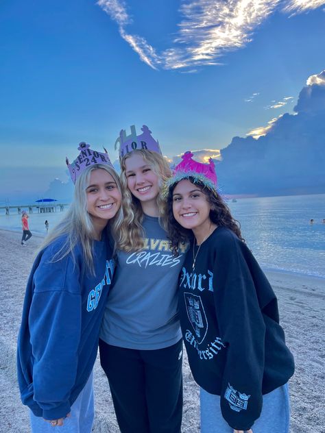 Senior Sunrise Crowns, Senior Year Crowns, Senior Sunrise Outfits, Senior Crown Ideas, Senior Year Things, Senior Year Fun, Senior Sunrise, Senior Crowns, Senior Szn