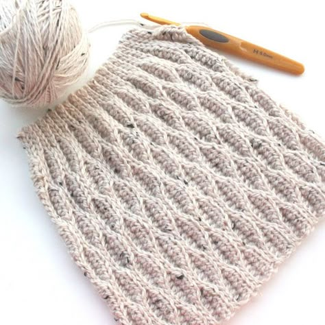 Crazy for Crochet: What a cool crochet stitch pattern to use! Wave Stitch, Confection Au Crochet, Ball Of Yarn, Crochet Tips, Crochet Stitches Tutorial, Crochet Instructions, Crochet Diy, Crochet Tutorials, Crochet Stitches Patterns