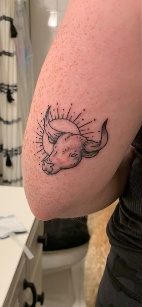 Cow Horns Tattoo, Taurus Japanese Tattoo, Taurus Tattoo Aesthetic, Bull Horns Tattoo, Traditional Cow Tattoo, Cattle Tattoo, Taurus Bull Tattoo, Bull Tattoo Feminine, Ox Tattoo