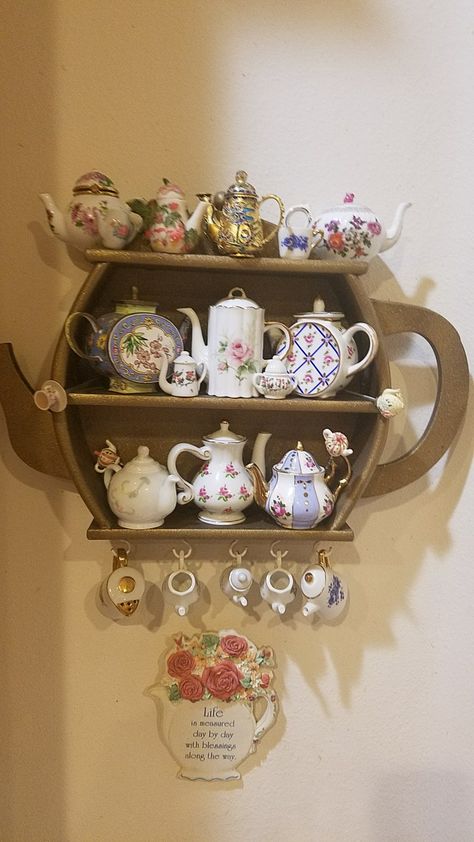 Tea Pot Display, Teapot Display Ideas, Tea Set Display, Tea Room Decor, Tea Cup Display, Tea Sets Vintage, Cottage Interiors, Teapots And Cups, Cups And Saucers