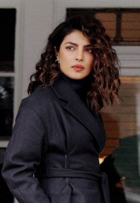 Priyanka Chopra Hair Short, Short Indian Hairstyles, Prianka Copra, Alex Parrish, Priyanka Chopra Hair, Indian Wavy Hair, Curly Hair Care Products, Curly Short Hair, Curly Short