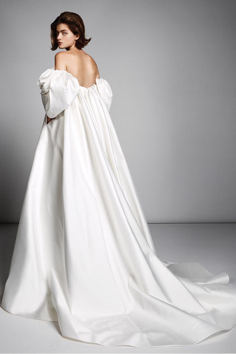 Viktor & Rolf Fall 2019 Bridal Collection - Vogue Wedding Dresses Vera Wang, Most Beautiful Wedding Dresses, Wedding Dress With Pockets, White Wedding Dress, Bridal Fashion Week, Royal Weddings, Fall Wedding Dresses, Best Wedding Dresses, Wedding Dress Sleeves