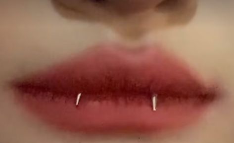 Vampire Piercing Mouth, Smiley Fangs Piercing, Smiley Piercing Jewelry, Aesthetic Piercings, Mouth Piercings, Lip Jewelry, Nail Piercing, Snakebites, Smiley Piercing