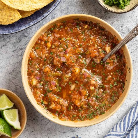 Latina Recipes, Smoked Salsa Recipe, Smoked Salsa, Smoked Vegetables, Chunky Salsa, Green Salsa, Food Mexican, Tacos And Burritos, Tex Mex Recipes