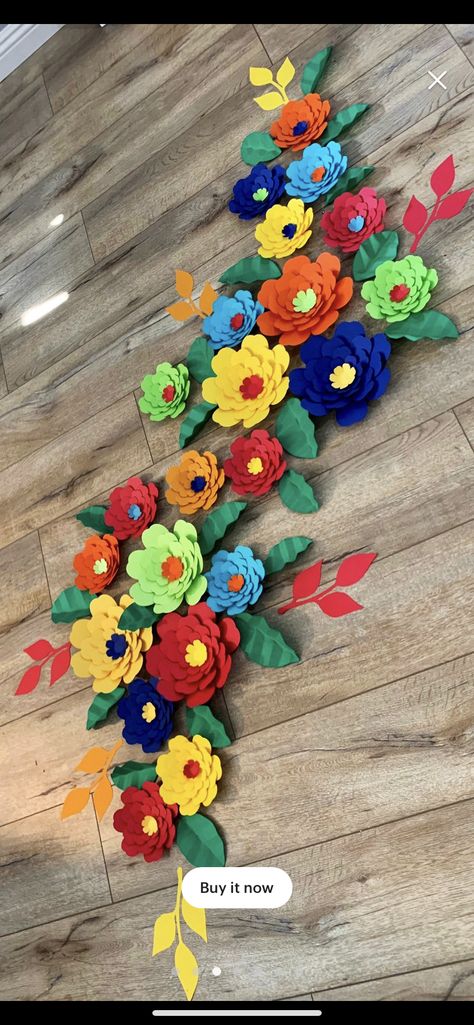 Mexican Party Backdrop, Flower Bulletin Boards, Small Paper Flowers, Paper Flower Backdrop Diy, Backdrop Flowers, Room Decor Wedding, Luau Decorations, Newspaper Crafts Diy, Hawaiian Decor