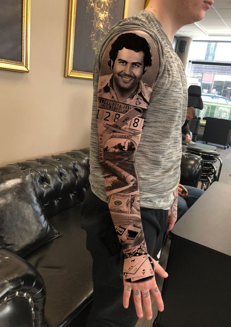 Pablo Escobar Tattoo Sleeve, English Heritage Tattoo, Cheguvera Tattoo, Narco Tattoos, Pablo Escobar Tattoo Ideas, Gangster Sleeve Tattoo, Gangsters Tattoo, Gangster Tattoos Mafia, Pablo Escobar Tattoo Design