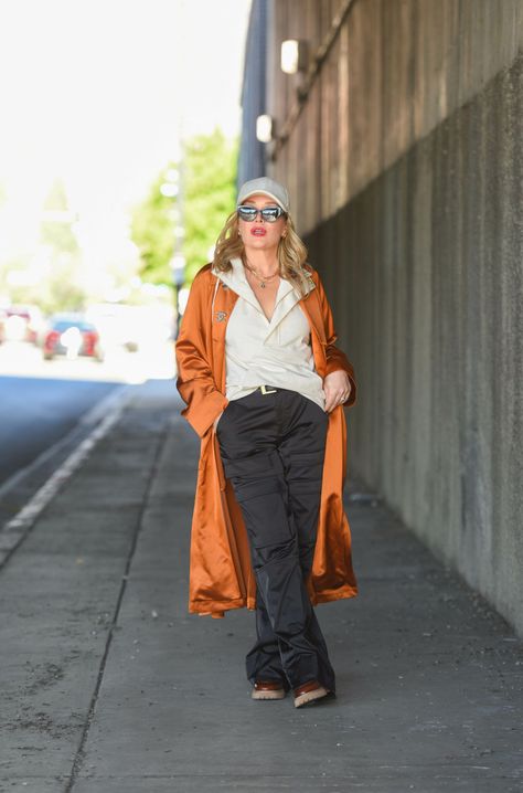 Cap Street Style, Cargo Pants Winter, Style Causal, Satin Duster, Trendy Winter Fashion, Winter Outfits Aesthetic, Blogger Street Style, Chic Winter Outfits, Winter Chic