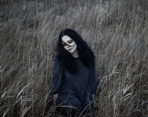 Goth Girl Aesthetic, Southern Gothic Aesthetic, Goth Friends, Senior Photoshoot Poses, Gothic Photography, Senior Photo Outfits, Senior Picture Outfits, Southern Gothic, Goth Girl