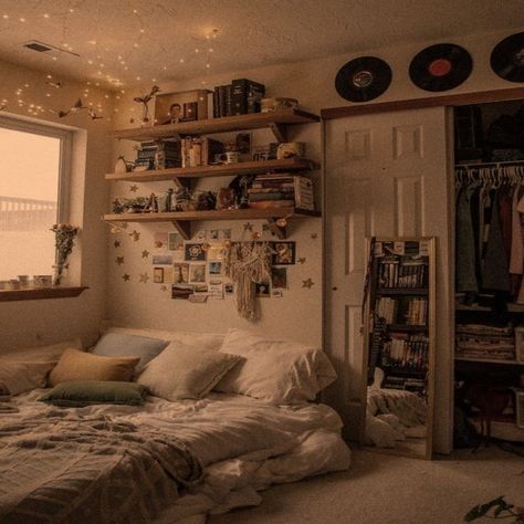 Brown Beige Themed Bedroom, 1800 Room Aesthetic, Small Academia Bedroom, Grunge Themed Bedroom, Bedroom Brown Aesthetic, Room Aesthetic Brown, Cute Aesthetic House, Cottage Bedrooms Ideas, Small Room Ideas Aesthetic Grunge