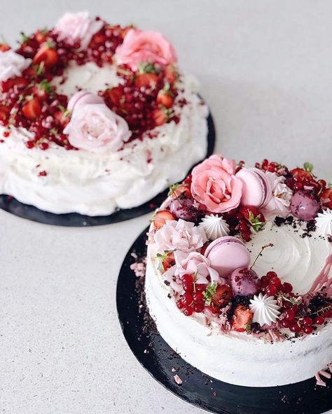 Șmafinăria on Instagram: “• #flowerpower 🌸💓• pavlova cake and dark forest cake ~ white, pink and red  #cake #cakedecorating #cakestagram #instacake #cakeworld…” Heart Shaped Pavlova, Pavlova Cake Decoration, Pink Pavlova Cake, Pavlova Tower Cake, Pavlova Birthday Cake, Pavlova Decoration, Pavlova Birthday Cake Ideas, Dark Forest Cake, Pink Pavlova