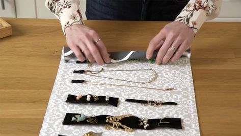 How to make your own travel case for your jewelry Diy Jewelry Holder For Travel, Travel Necklace Organizer Diy, Travel Necklace Organizer, Diy Jewelry Travel Case, Diy Jewelry Case, Necklace Organizer Diy, Travel Jewelry Holder, Art Organizer, Jewelry Travel Case