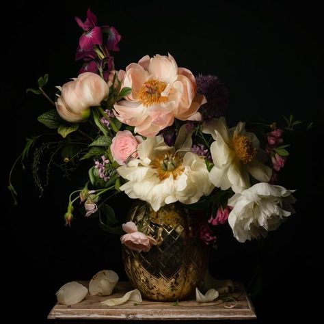 Sharon Core, Floral Photography, Deco Floral, Simply Lovely, Vase Design, Beautiful Blooms, Still Life Painting, Ikebana, Love Flowers