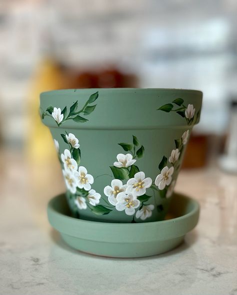 Planter Design Ideas Paint, Painted Planter Pots Ideas, Cute Flowerpot Painting, Pottery Painting Ideas Flower Pot, Paintings On Flower Pots, Painted Ceramic Flower Pots, White Flower Pot Painting Ideas, Painting Flower Pots Outdoor, Painting On Clay Pottery