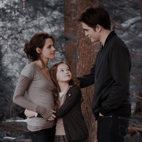 Breaking Dawn Aesthetic, Twilight Characters, Vampire Kingdom, Dawn Aesthetic, Twilight Images, Renesmee Cullen, Twilight Wallpaper, Cullen Family, Twilight Bella And Edward