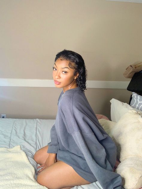 Instagram baddie. Instagram picture inspo. Black girl At Home Picture Ideas Instagram Baddie, Poses For Bed Pictures, At Home Ig Pics, Simple Instagram Pictures At Home, Instagram Poses For Baddies, At Home Shoot Ideas, Instagram Baddies Pictures, Bed Pictures Instagram, Instagram Pics At Home