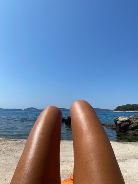 #tanskin #tan #tanning #summer #summervibes #summeraesthetic #skin #skincare #skintone Tanned Skin Aesthetic, Tan Skin Aesthetic, Tanning Pictures, Tan Vibes, Sunkissed Aesthetic, Tan Goals, Tan Before And After, Suntanned Skin, Tan Girl