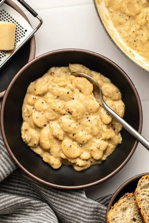 Cacio e Pepe Butter Beans, a dreamy one-pot meal made with parmesan, black pepper, and buttery white beans, gives the classic creamy pasta dish a protein boost and dairy-free twist! Vegan and Gluten-Free. Butter Beans Recipe, Italian Diet, Creamy Pasta Dishes, Italian Pasta Dishes, Butter Pasta, Vegan Banana Bread, Tasty Vegetarian Recipes, Butter Beans, Dessert Salads