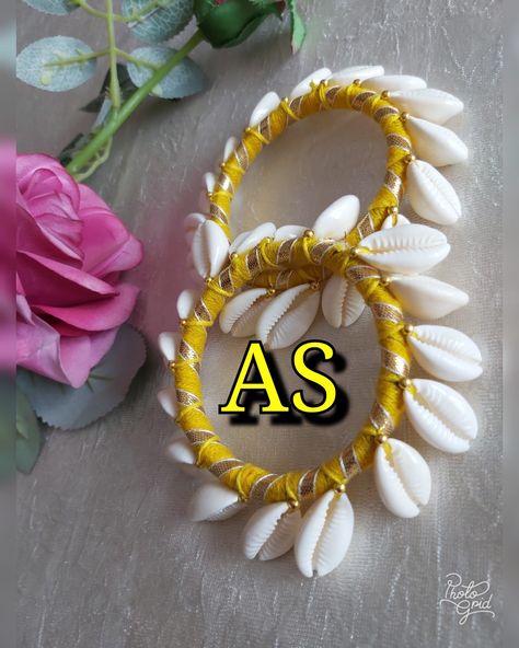 Haldi Jwellery Ideas, Haldi Bangles, Kodi Jewellery, Navaratri Jewellery, Fabric Bangles Handmade, Navratri Necklace, Navratri Ornaments, Shell Bangles, Diy Earrings Materials