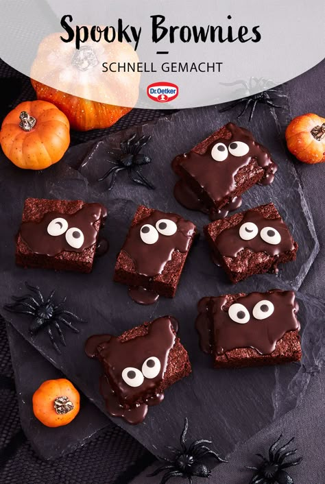 Dieses lustige Brownie-Rezept ist ganz einfach zubereitet und passt super zu Halloween, Kinderfesten und anderen Partys. #Zuckeraugen #gruselig #Schokolade Halloween Catering, Backen Halloween, Halloween Fingerfood, Halloween Dip, Halloween Brownies, Halloween Pizza, Halloween Snacks For Kids, Postres Halloween, Halloween Buffet