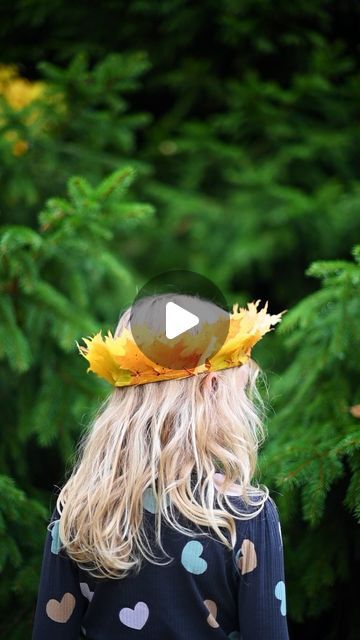 FRIDA SÖMSKAR on Instagram: "Step-by-step: 5-minute nature craft 🍁 👑 My last reel went on a world tour where many questions arose, so here I try to show more clearly (and sloooowly) how to do it! I also show how I think the crown is most easily closed.  Aren’t it beautiful with leaf crowns.. a craft as old as time! 😌👑🍁👌" Leaf Crown Diy, Fall Crown, Nature Craft, Crown For Kids, Nature Projects, Leaf Crown, Preschool Projects, Crown Crafts, Diy Crown