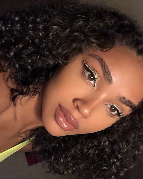 Mixed Girl Makeup Looks, Kitra Bell, Gold Eyeliner, Gold Makeup Looks, Summer Makeup Looks, Colourpop Cosmetics, Grunge Hair, Glam Makeup, Girls Makeup