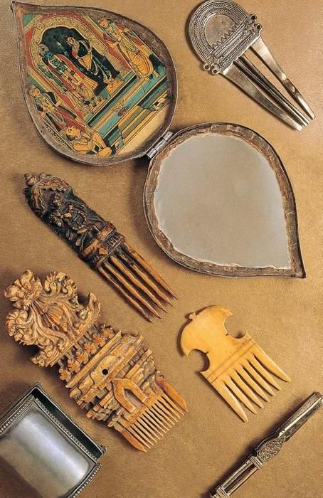 I've been collecting combs like this. I need to find a few more! Old Indian Aesthetic, Old India, Antique Hair Combs, Desi Aesthetics, Vintage India, Makeup Table, Ancient India, Desi Aesthetic, Indian Decor