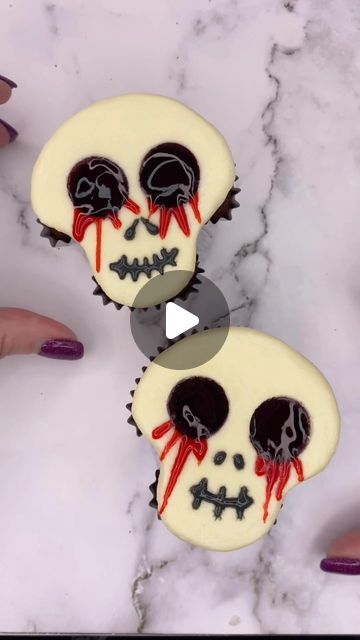 Rachel Lindsay on Instagram: "Spooky scary skull cupcakes 💀🩸☠️  Here’s another shaped cupcake hack that I created for @wiltoncakes #halloweenideas   Super cute or super spooky??   Use foil logs to shape your cupcake cases 🪵  Pipe white buttercream using tip 2A💀 Press down onto parchment paper 👇🏻 Freeze for 20 minutes 🥶 Use a small piping tip to make eye holes while the buttercream is still cold 👀 Fill with edible blood and use a toothpick to make the eyes bleed 🩸😵‍💫 Add nostrils and a mouth using black royal icing 🖤  #cupcake #bakinghacks #halloween #spookyseason #skull #cakedbyrach" Halloween Skull Cupcakes, Scream Cupcakes Ideas, Horror Cupcakes Ideas, Cupcake Recipes Halloween, Scary Halloween Cupcakes, Cup Cake Halloween, Tombstone Cupcakes, Scary Cupcakes, Skeleton Cupcakes