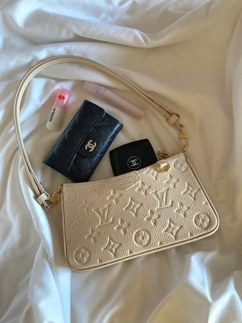 Sac Louis Vuitton, Purse Outfit, Luxury Bags Collection, Handbag Essentials, Louis Vuitton Purse, Girly Bags, Luxury Purses, Fancy Bags, Pretty Bags