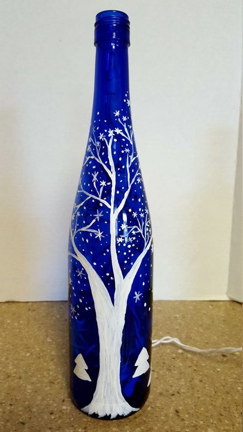 Xmas Vase, Beer Bottle Art, Beer Bottle Crafts, Diy Wine Bottle, Wine Bottle Project, Blue Wine Bottles, Wine Bottle Glasses, Vase Diy, Painted Glass Bottles