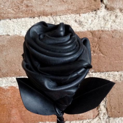 a rose made out of recycled bicycle tubbing. Recycled Tyres, Upcycled Inner Tubes, Bicycle Crafts, Bicycle Tubes, Bike Craft, Reuse Crafts, Upcycled Bike, Bike Jewelry, Bicycle Diy