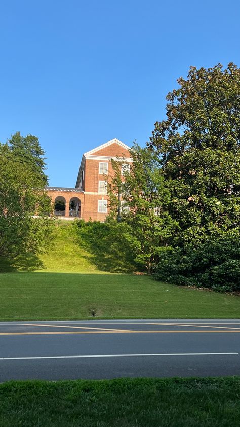 the university of virginia campus was splendid, but the weather was searing hot!! ·˚ * 🔭 #yunxiaoyu #uva #virginia #university #universityofvirginia #unitedstates #usa #aesthetic #campustour #campus #campuslife #citylife #city #nature #beautiful #vacation #uni #studious #college #collegelife #school #academic #academia #darkacademia University Of Virginia Campus, Usa Aesthetic, Campus University, City Nature, Virginia University, Back 2 School, University Of Virginia, University Campus, College Life