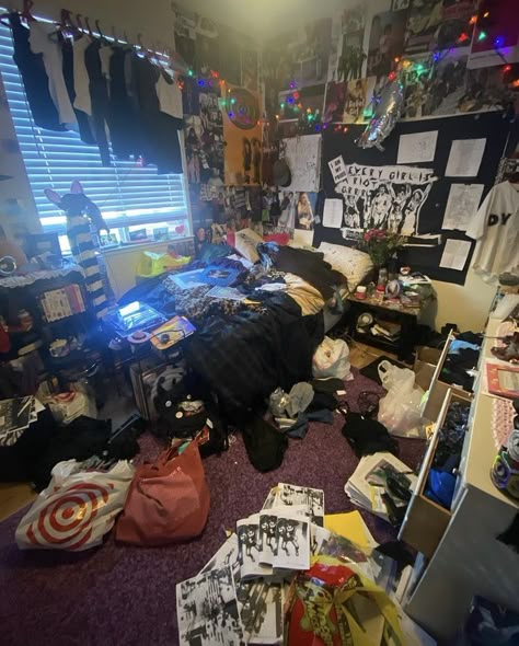 Teenage Grunge Bedroom, Grunge Messy Room, Cool Messy Room, Messy Grunge Bedroom, Messy Punk Room, Olderbrothercore Room, Midwest Emo Bedroom, 2000s Older Brother Room, Room Ideas Messy