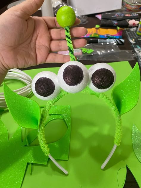 Halloween Costumes Alien From Toy Story, Toy Story Diy Halloween Costumes, Alien Day At School, Tou Story Aliens Costume, How To Make Alien Headband, Alien Cute Costume, Alien Costume Kids Diy, Aliens From Toy Story Costume Diy, Green Alien Toy Story Costume