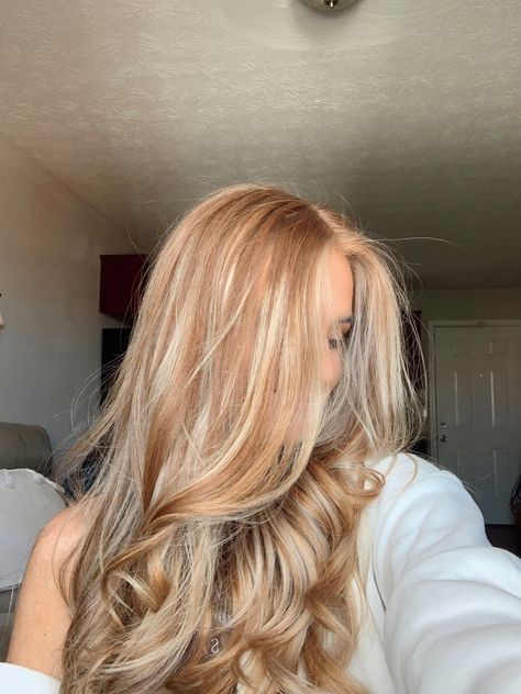 Ginger Blonde Ombre Hair, Blonde On Ginger Hair, Ginger Hair With Blonde Highlights Money Piece, Blonde With Red Tones, Straw Berry Blonde Highlights, House Party Outfit Summer, Blonde Hair W Red Highlights, Blond With Ginger Highlights, Strawberry With Blonde Highlights