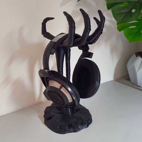 Goth 3d Print, Head Phone Stand, Useful 3d Printing Projects, 3d Printing Aesthetic, Horror Room Decor, Headphones Decoration, Goth Desk, Things To 3d Print, Gothic Desk