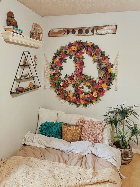 The perfect little cozy Boho nook. 💛🌈✨ Peace Sign Wall Art, Groovy Room, Ideas Cuarto, Hippie House, Hippie Room Decor, Hippy Room, Hippie Homes, 70s Decor, Retro Room