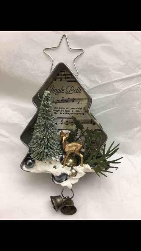 Vinyettes Ideas, Old Ornaments Ideas, Recycled Christmas Crafts, Christmas Diorama, Tin Ornaments, Vintage Christmas Crafts, Christmas Vignettes, Silver Ornaments, Holiday Crafts Christmas