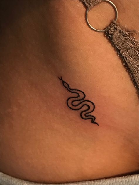 Snake Tattoos Small Simple, Basic Snake Tattoo, Easy Medusa Tattoo, Stick And Poke Snake, Easy Snake Tattoo, Snake Outline Tattoo, Small Snake Tattoo Design, Minimalist Snake Tattoo Simple, Little Snake Tattoo